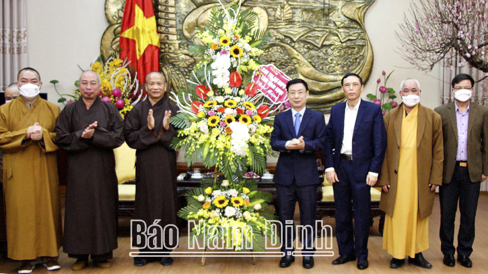Ban Trị sự Giáo hội Phật giáo Việt Nam tỉnh tặng hoa chúc Tết UBND tỉnh.