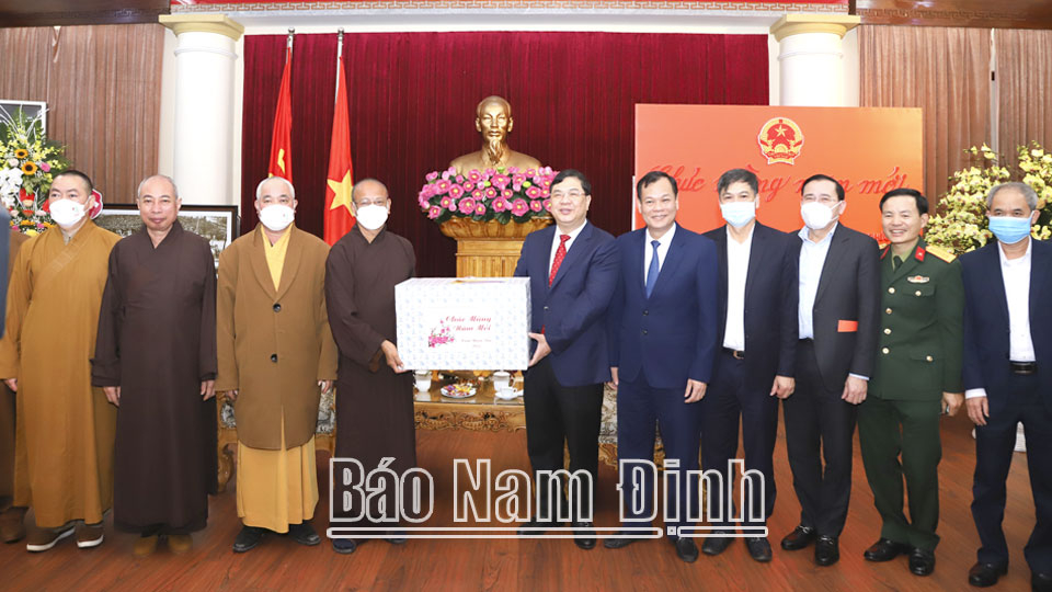 Các đồng chí lãnh đạo Tỉnh ủy tặng quà cảm ơn Ban Trị sự Giáo hội Phật giáo tỉnh.