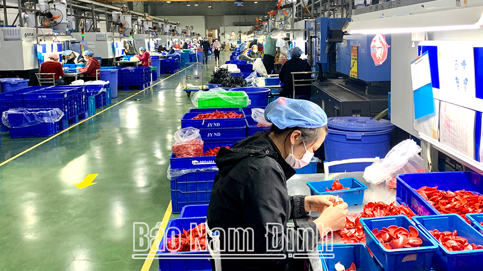 Sản xuất đồ chơi tại Công ty TNHH JY Plastic Nam Định, xã Hải Phương, huyện Hải Hậu.