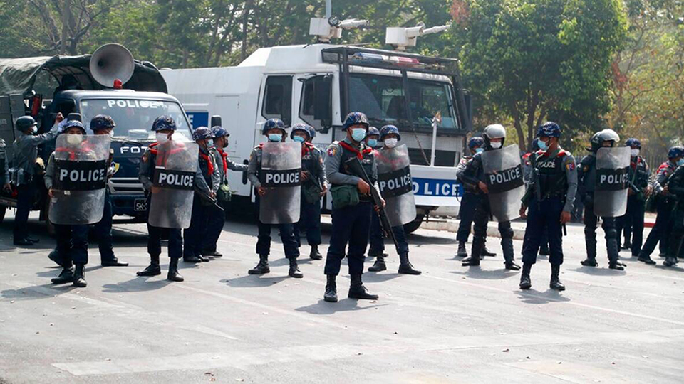 Cảnh sát chống bạo động tại thành phố Yangon của Myanmar.  Ảnh: AP