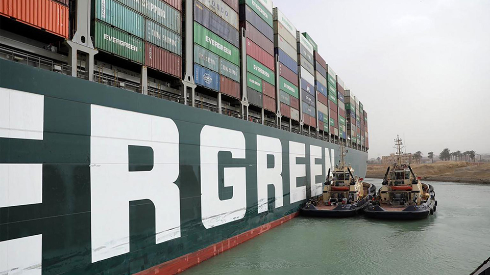 Giới chức Ai Cập đã nỗ lực huy động nhiều tàu kéo và máy xúc để giải cứu siêu tàu container Ever Given.  Ảnh: AFP