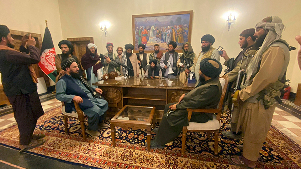 Lực lượng Taliban kiểm soát Phủ Tổng thống Afghanistan tại Kabul, ngày 15-8-2021.   Ảnh: AP/TTXVN