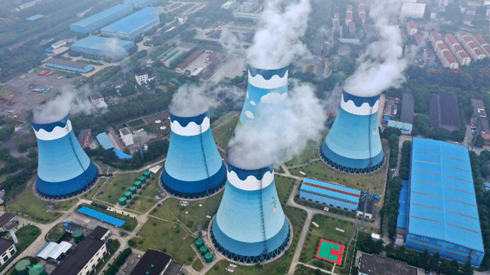 Hơi nước bốc ra từ các tháp làm mát tại một nhà máy nhiệt điện than ở Nam Kinh, tỉnh Giang Tô, miền đông Trung Quốc.  Ảnh: CNN