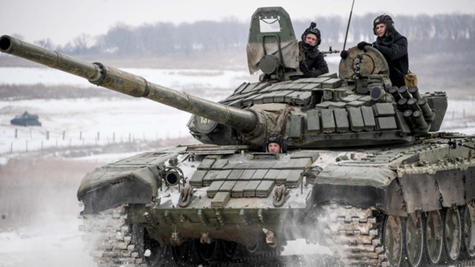 Nga điều động lực lượng áp sát biên giới miền Đông Ukraine, khiến quan hệ Nga - Ukraine ngày càng căng thẳng.  Nguồn: TASS
