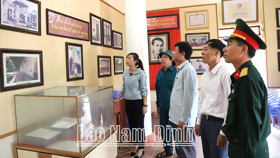 Cán bộ, nhân dân tham quan Nhà lưu niệm đồng chí Vũ Văn Hiếu, Anh hùng LLVT nhân dân, nguyên Bí thư Đặc khu ủy đầu tiên Khu mỏ Quảng Ninh.