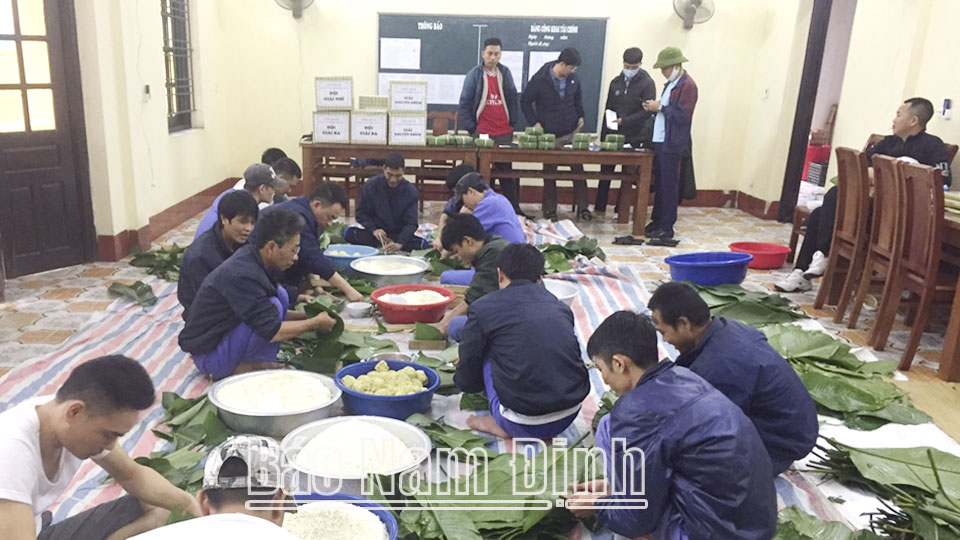 Học viên của Cơ sở cai nghiện tỉnh ở thị trấn Xuân Trường (Xuân Trường) thi gói bánh chưng ngày Tết Nguyên đán.