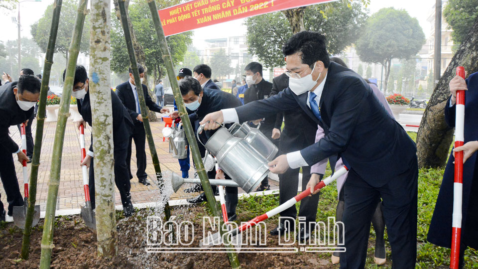 Đồng chí Trần Anh Dũng, Ủy viên Ban TVTU, Phó Chủ tịch Thường trực UBND tỉnh tham gia Tết trồng cây Xuân Nhâm Dần 2022.