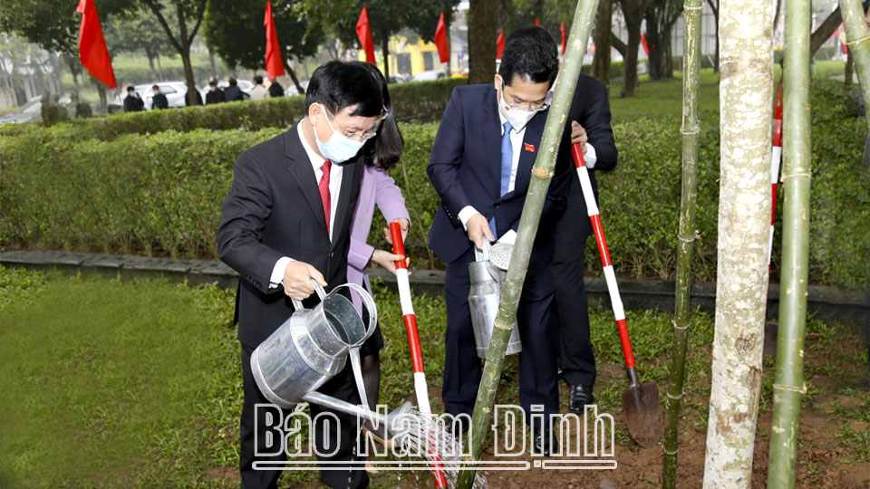Đồng chí Phạm Đình Nghị, Phó Bí thư Tỉnh ủy, Chủ tịch UBND tỉnh trồng cây tại khu vực công viên Vị Xuyên (thành phố Nam Định).