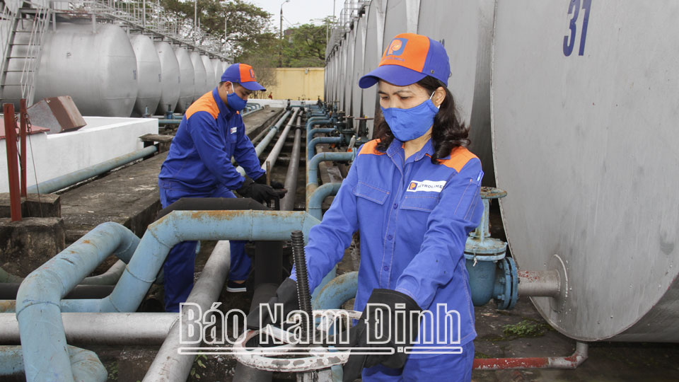 Công nhân Công ty Xăng dầu Hà Nam Ninh vận hành đường ống kho xăng dầu.