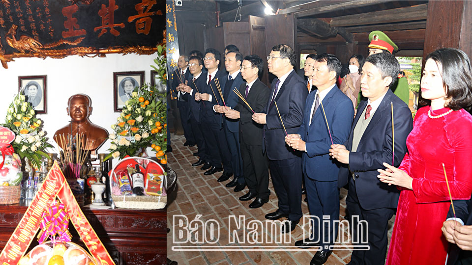 Các đồng chí lãnh đạo tỉnh dâng hương tại Khu lưu niệm Tổng Bí thư Trường Chinh ở xã Xuân Hồng (Xuân Trường).