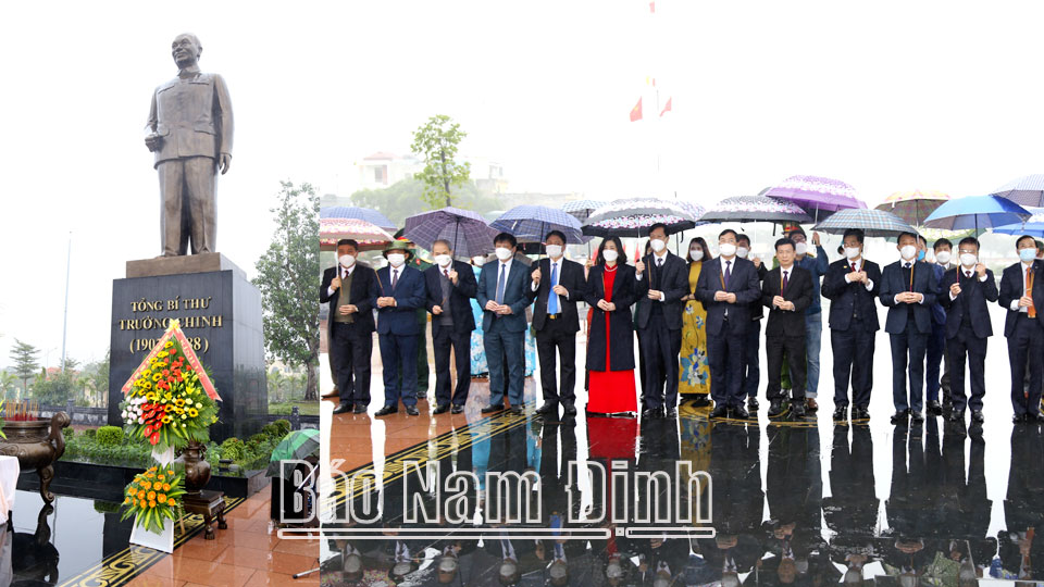 Các đồng chí lãnh đạo tỉnh dâng hương tại tượng đài Tổng Bí thư Trường Chinh ở thị trấn Xuân Trường (Xuân Trường).