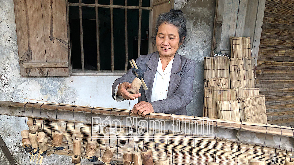 Hàng ngày, bà Lê Thị Hường, xóm 21, xã Điền Xá (Nam Trực) vẫn miệt mài đan và giữ nghề làm mành mành.