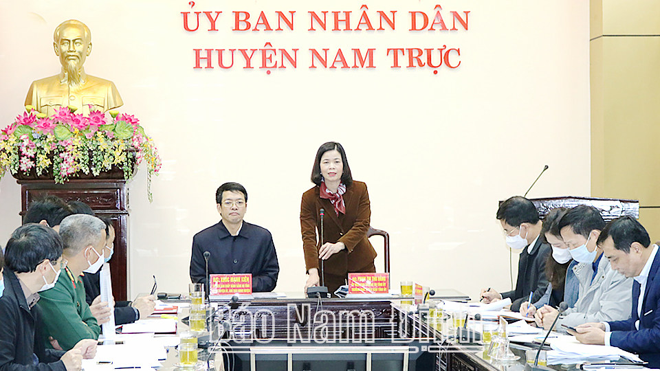 Đồng chí Phạm Thị Thu Hằng, Ủy viên Ban TVTU, Trưởng Ban Tuyên giáo Tỉnh ủy làm việc với Ban chỉ đạo phòng, chống dịch COVID-19 huyện Nam Trực.