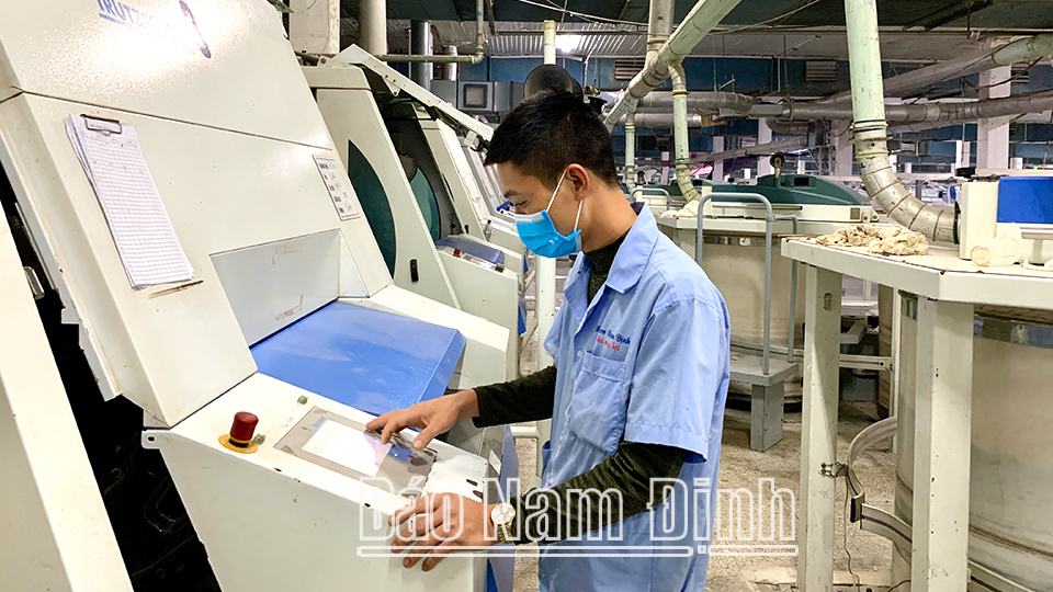 Vận hành thiết bị sản xuất sợi tại Tổng Công ty Cổ phần Dệt May Nam Định.
