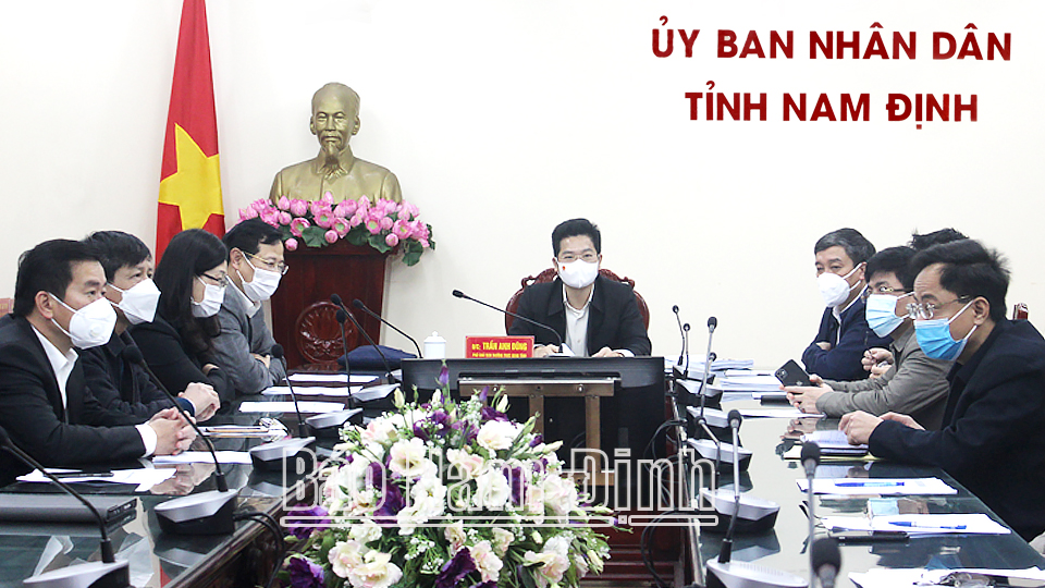 Đồng chí Trần Anh Dũng, Ủy viên Ban TVTU, Phó Chủ tịch Thường trực UBND tỉnh và các đại biểu dự hội nghị tại điểm cầu tỉnh ta.