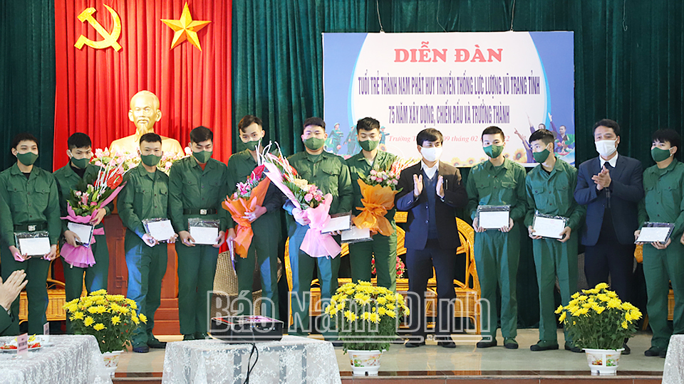 Cấp ủy, chính quyền phường Trường Thi (thành phố Nam Định) tặng quà động viên tân binh.