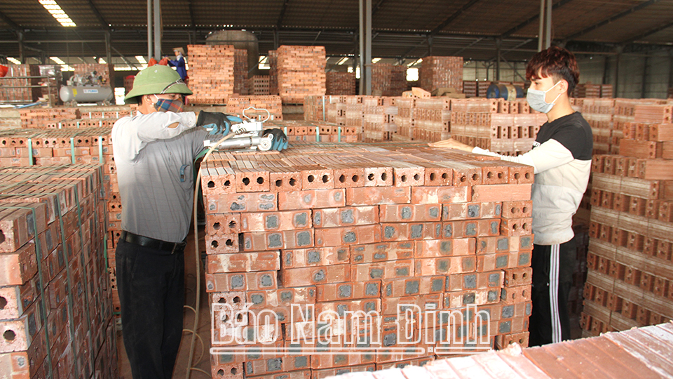 Sản xuất gạch Tuynel ở Công ty cổ phần Sản xuất vật liệu xây dựng Minh Trang, xã Trực Thanh.