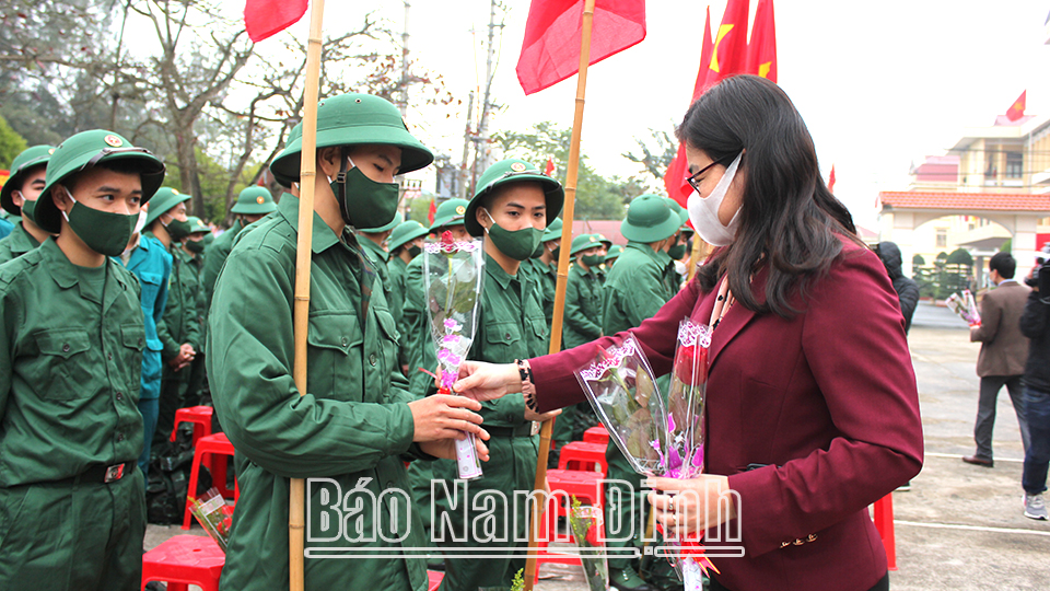 Đồng chí Hà Lan Anh, TUV, Phó Chủ tịch UBND tỉnh tặng hoa động viên tân binh huyện Trực Ninh lên đường nhập ngũ.