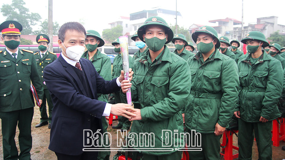 Đồng chí Nguyễn Mạnh Hiền, Ủy viên Ban TVTU, Chủ  nhiệm Ủy ban Kiểm tra Tỉnh ủy tặng hoa chúc mừng tân binh nhập  ngũ của huyện Ý Yên