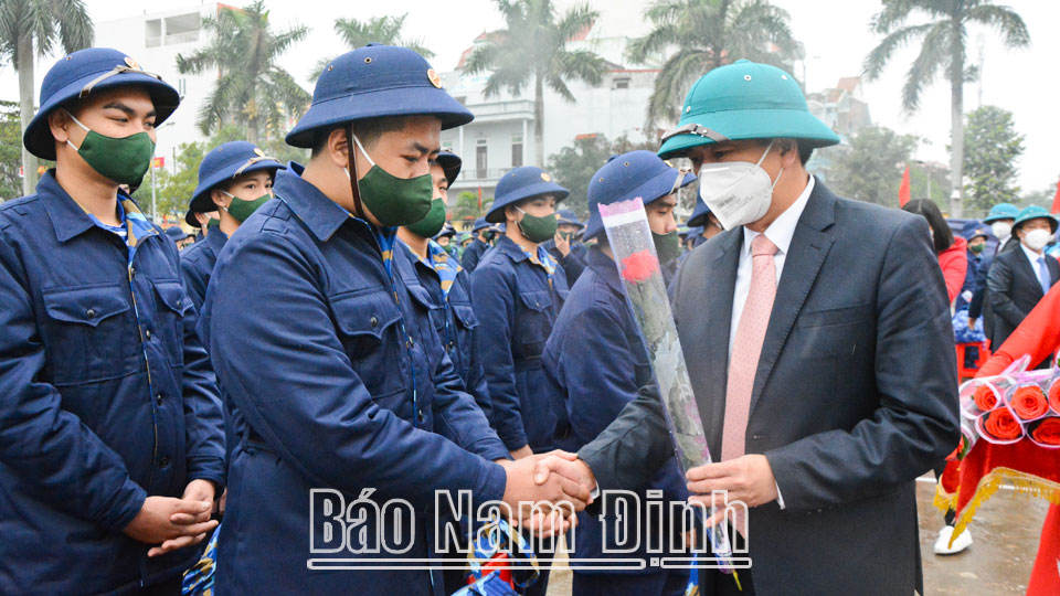 Đồng chí Trần Lê Đoài, TUV, Phó Chủ tịch UBND tỉnh tặng hoa cho các tân binh huyện Giao Thủy trước khi lên đường nhập ngũ.