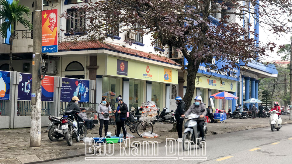 Một số người có hành vi lấn chiếm vỉa hè để buôn bán, kinh doanh trên địa bàn thành phố Nam Định.