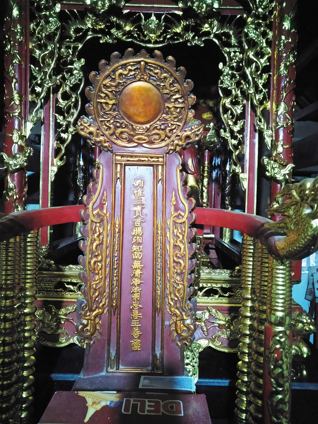 Hậu cung và bài vị trên ngai thờ Chiêu Văn Vương, trang trí trên kiến trúc, cổ vật  mang đặc trưng phong cách nghệ thuật thời Lê Trung Hưng.