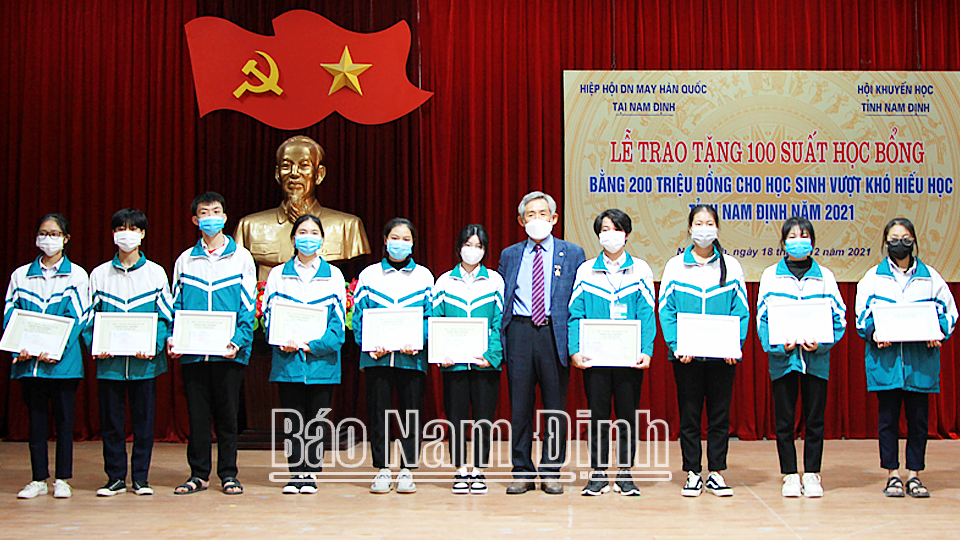Các em học sinh nghèo vượt  khó hiếu học của tỉnh được nhận học bổng từ Hiệp hội Doanh nghiệp may Hàn Quốc tại Nam Định.