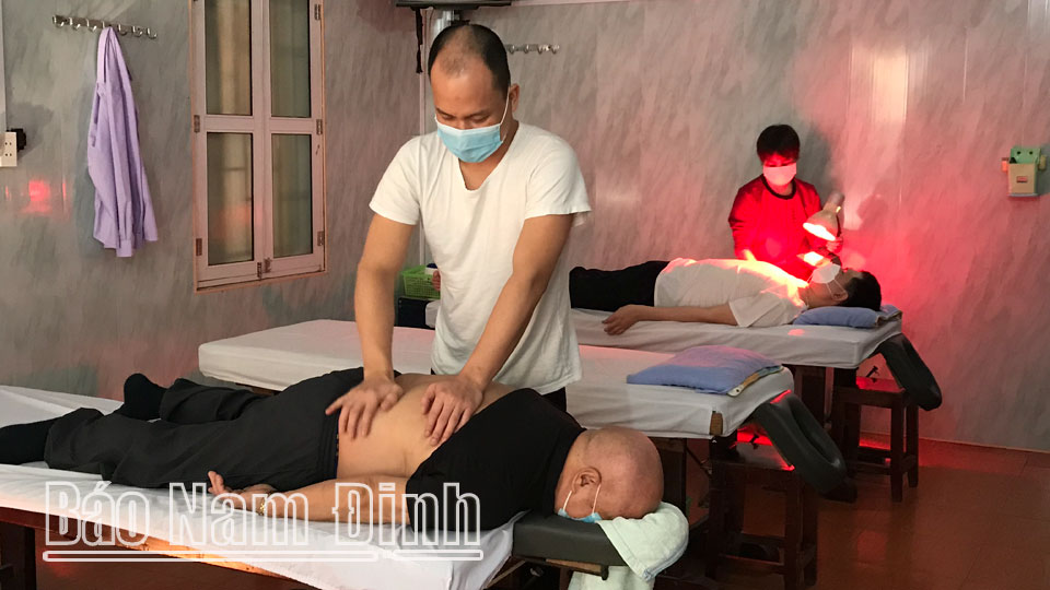 Các kỹ thuật viên tại cơ sở xoa bóp, bấm huyệt Hội Người mù thành phố Nam Định phục vụ khách hàng.  Bài và ảnh: Hồng Minh