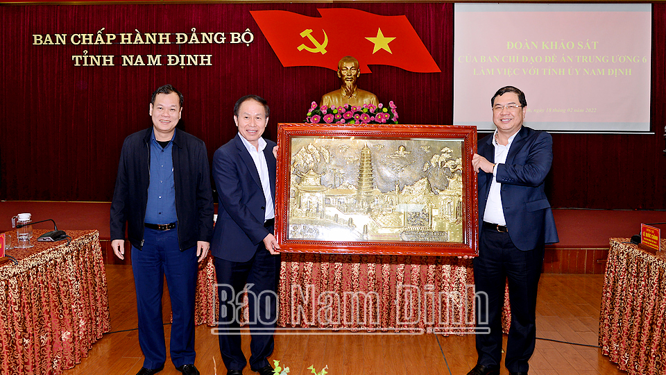 Các đồng chí Thường trực Tỉnh ủy trao tặng Đoàn công tác bức tranh Tháp Phổ Minh, biểu tượng của tỉnh Nam Định.