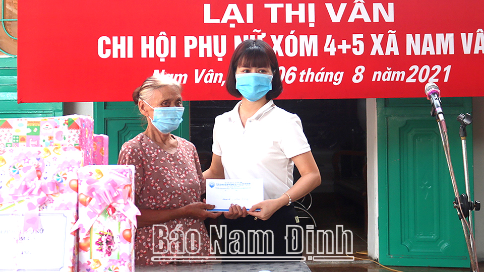 Hội Liên hiệp Phụ nữ thành phố bàn giao nhà Mái ấm tình thương cho hội viên Lại Thị Vân, xã Nam Vân.