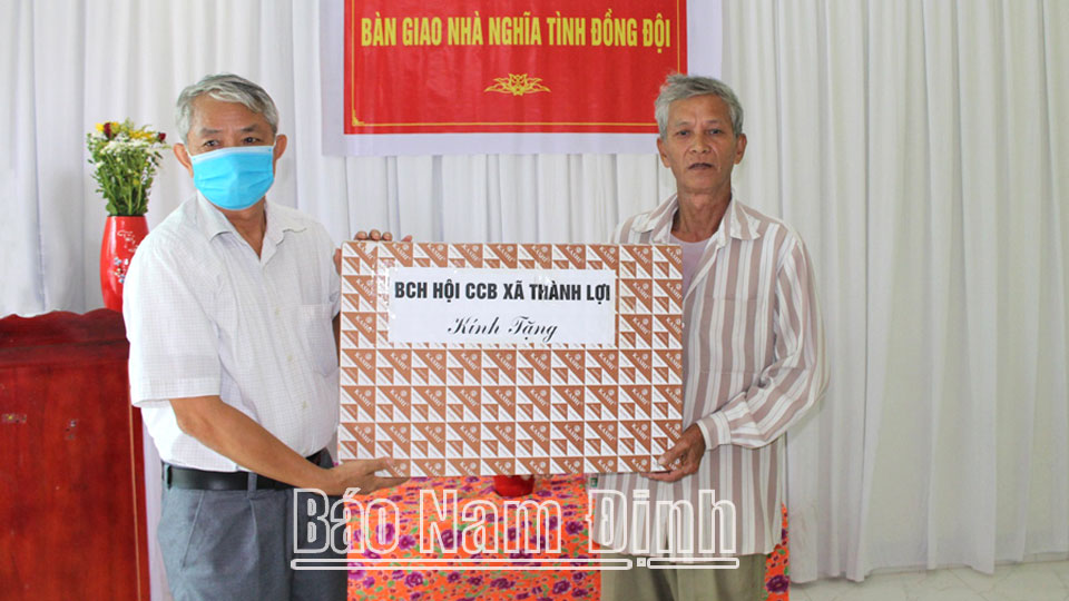 Cựu chiến binh Nguyễn Xuân Đình (bên phải), thôn Đồng Nguyên, xã Thành Lợi được Hội Cựu chiến binh các cấp huyện Vụ Bản hỗ trợ xây nhà tình nghĩa.  Ảnh: Do cơ sở cung cấp