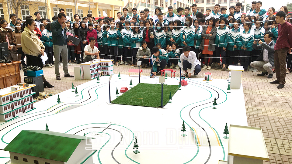 Robot tránh vật cản của học sinh Trường THPT Mỹ Lộc (Mỹ Lộc) tại Ngày hội STEM cụm các trường THPT huyện Mỹ Lộc - Vụ Bản, năm học 2020-2021.
