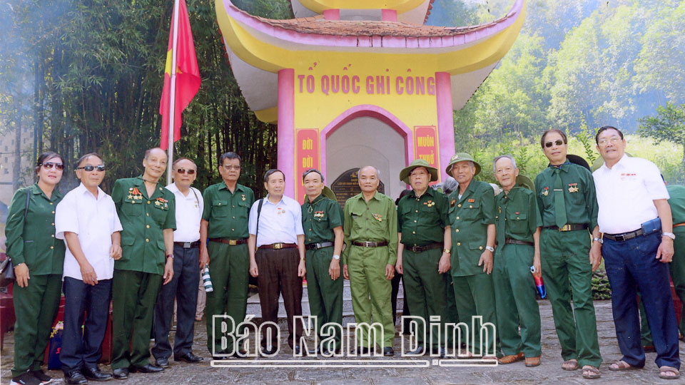 Hội Cựu Thanh niên xung phong tỉnh tổ chức cho cán bộ, hội viên thăm nghĩa trang liệt sĩ thanh niên xung phong tại tỉnh Hà Giang.   Ảnh: Do cơ sở cung cấp