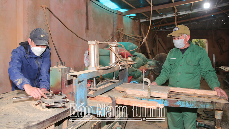 Cơ sở sản xuất đồ mộc của gia đình ông Đàm Văn Xim, xóm 10, xã Nghĩa Thái tạo việc làm cho nhiều lao động.