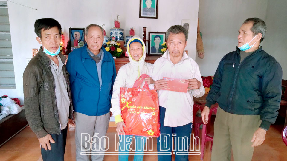 Ông Phạm Huy Lưu (ngoài cùng bên phải) tặng quà cho gia đình anh Đỗ Văn Thi là nạn nhân chất độc da cam ở xóm 2, xã Yên Nhân (Ý Yên).