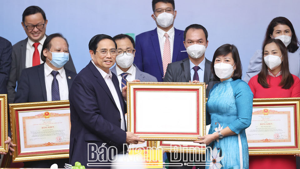 Ths. Đinh Thị Thu Hằng, Trường Đại học Điều dưỡng Nam Định được Thủ tướng Chính phủ tặng Bằng khen vì có thành tích xuất sắc trong công tác phòng, chống dịch COVID-19 năm 2021.