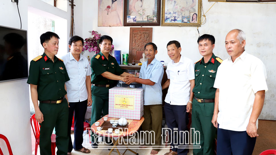 Đảng ủy Bộ CHQS tỉnh thăm, tặng quà các đối tượng chính sách trên địa bàn huyện Nghĩa Hưng nhân dịp 27-7.