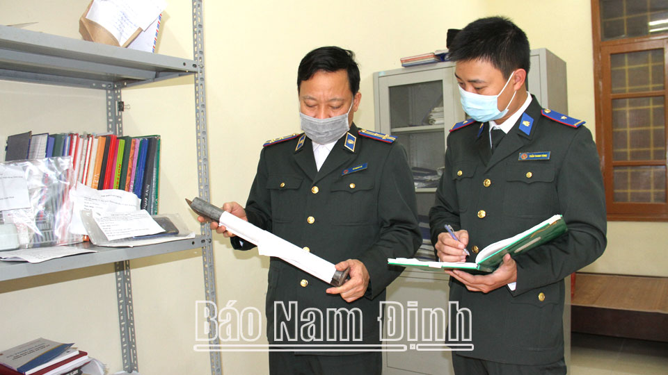 Cán bộ Chi cục THADS huyện Trực Ninh kiểm kê vật chứng thi hành án.
