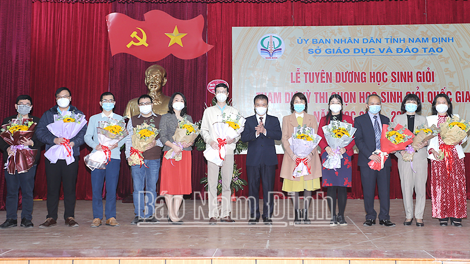 Đồng chí Nguyễn Mạnh Hiền, Ủy viên Ban TVTU, Chủ nhiệm Ủy ban Kiểm tra Tỉnh ủy tặng hoa chúc mừng lãnh đội các đổi tuyển tham dự kỳ thi chọn học sinh giỏi quốc gia năm học 2021-2022. 