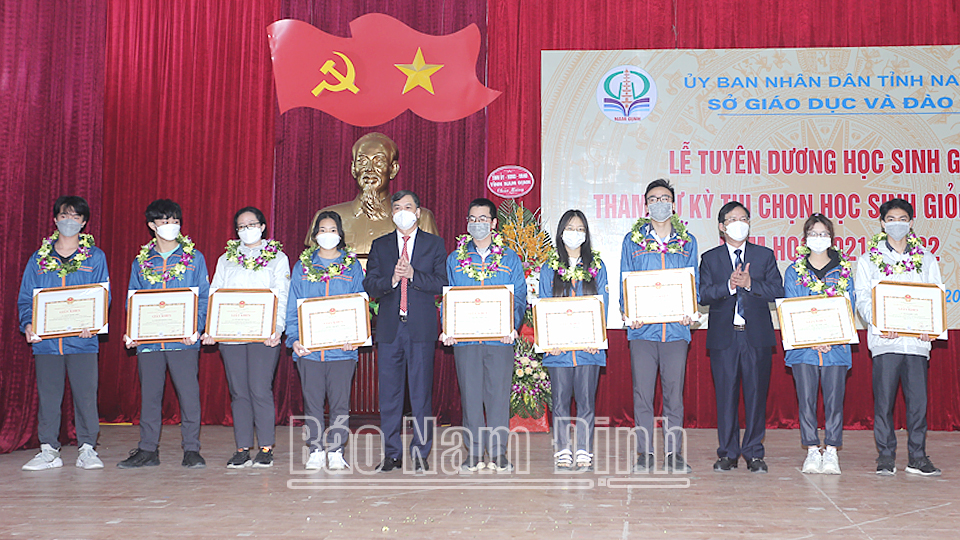 Đồng chí Trần Lê Đoài, TUV, Phó Chủ tịch UBND tỉnh tặng hoa, chúc mừng các em học sinh tham dự kỳ thi chọn học sinh giỏi quốc gia năm học 2021-2022.