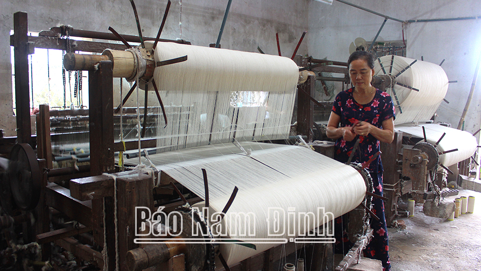 Nghề dệt truyền thống của xã Phương Định tạo việc làm và thu nhập ổn định cho nhiều lao động địa phương.