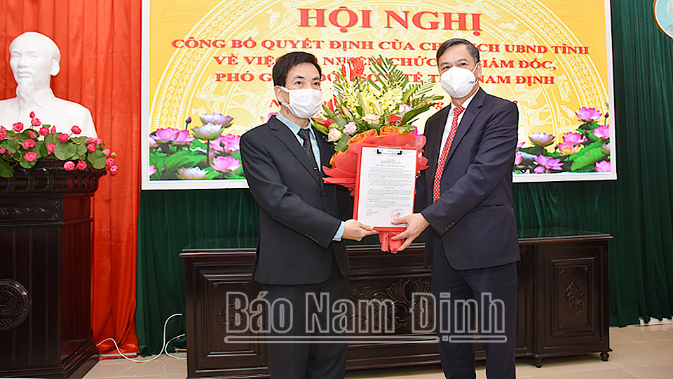 Đồng chí Phó Chủ tịch UBND tỉnh trao Quyết định, tặng hoa chúc mừng đồng chí Tân Phó Giám đốc Sở Y tế.