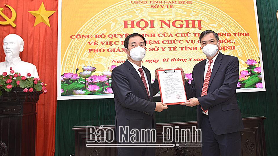 Đồng chí  Trần Lê Đoài, TUV, Phó Chủ tịch UBND tỉnh trao Quyết định, tặng hoa chúc mừng đồng chí Tân Giám đốc Sở Y tế.