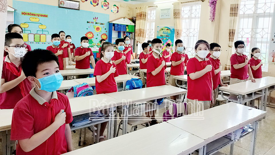 Học sinh Trường Tiểu học Chu Văn An trong giờ chào cờ đầu tuần. Ảnh: Do cơ sở cung cấp