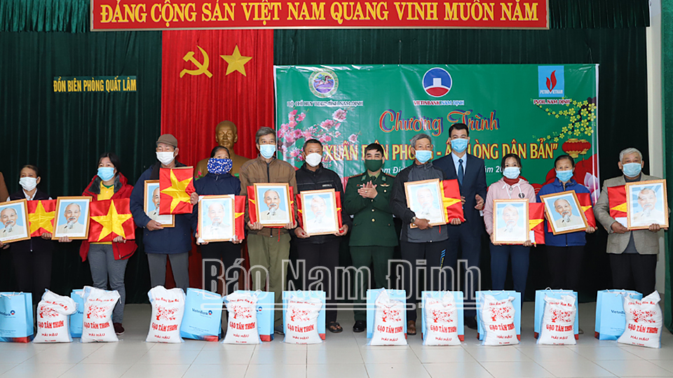 Lãnh đạo Đảng ủy, Bộ Chỉ huy BĐBP tỉnh tặng quà cho các ngư dân có hoàn cảnh khó khăn trên địa bàn huyện Giao Thủy.Ảnh: Hoàng Tuấn