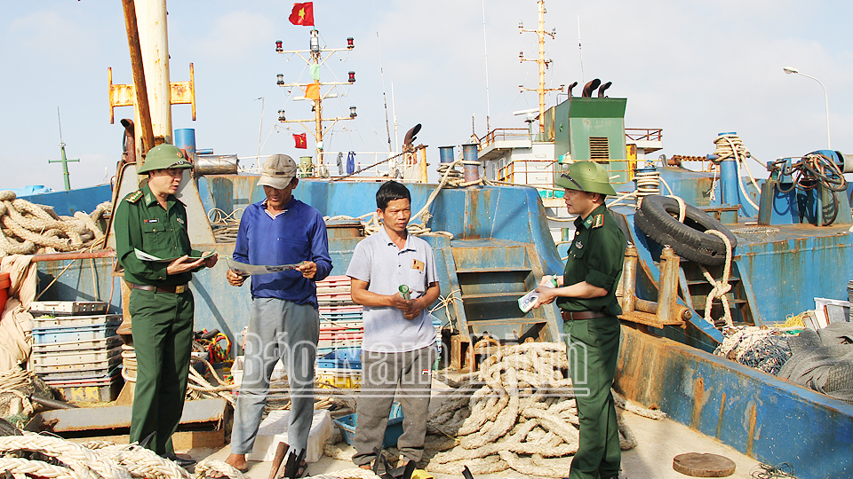 Cán bộ Đồn Biên phòng Cửa khẩu Cảng Hải Thịnh (Hải Hậu) tuyên truyền, vận động ngư dân tham gia bảo vệ chủ quyền an ninh vùng biển