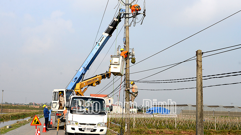 Điện lực Vụ Bản đầu tư cải tạo, nâng cấp hệ thống điện nông thôn xã Đại Thắng góp phần giảm tổn thất điện năng và tiết kiệm năng lượng. 