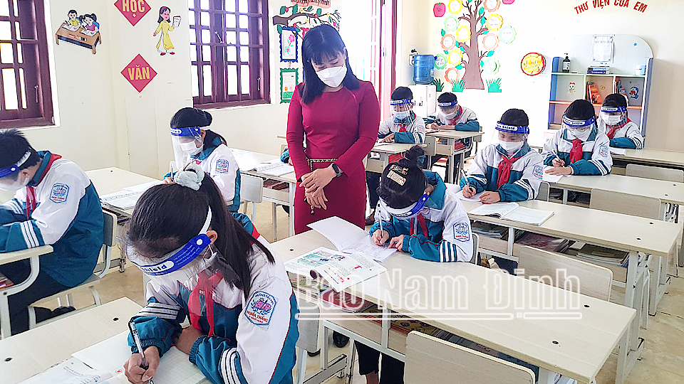 Giáo viên Đinh Thị Thu Hằng, Trường Tiểu học Phúc Thắng (Nghĩa Hưng) trong một giờ lên lớp.