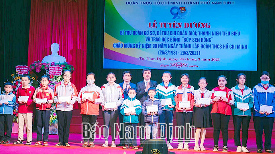 Học sinh nghèo thành phố Nam Định nhận học bổng “Búp sen hồng” năm 2021.