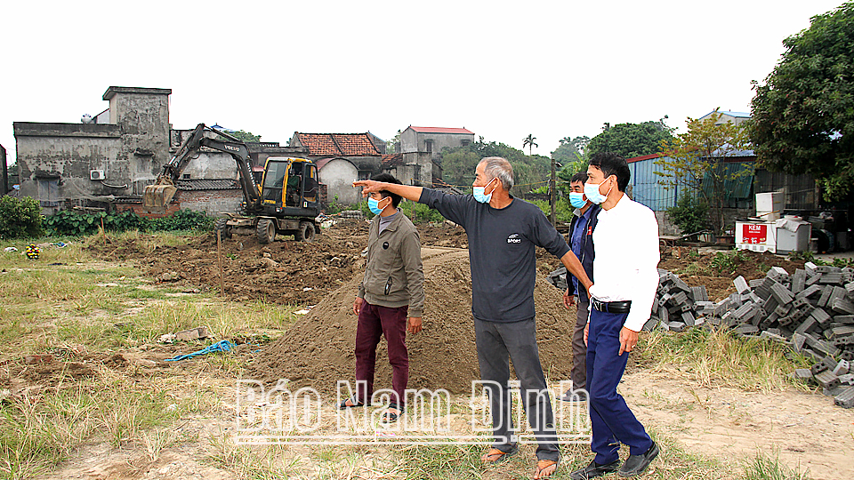 Cán bộ xã Tam Thanh (Vụ Bản) nắm bắt tình hình nhân dân về thực hiện xây dựng nông thôn mới nâng cao.